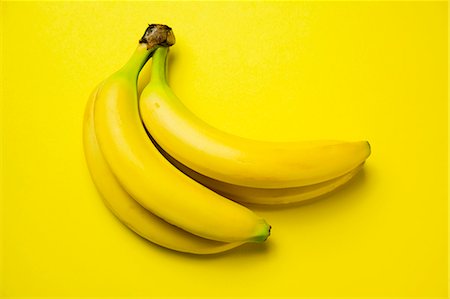 Bunch of Bananas on a Yellow Background Foto de stock - Royalty Free Premium, Número: 659-06152865