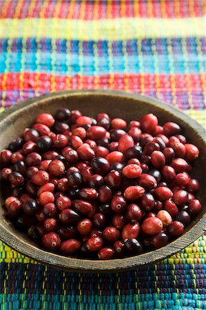 Fresh Cranberries in a Wooden Bowl on Colorful Cloth Foto de stock - Sin royalties Premium, Código: 659-06152866