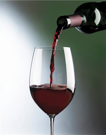 simsearch:659-06185274,k - Verser le vin rouge Photographie de stock - Premium Libres de Droits, Code: 659-06152862