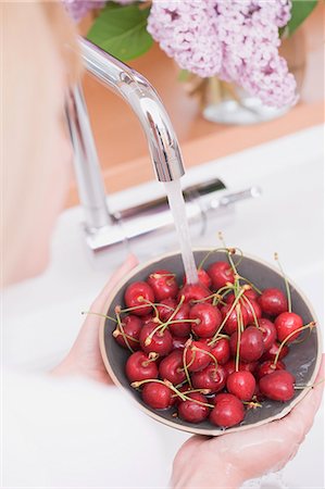 Cherries being washed in a bowl Stock Photo - Premium Royalty-Free, Code: 659-06152900