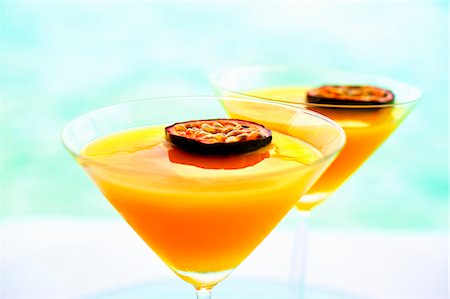 Summerstar Martinis avec champagne et des fruits de la passion Photographie de stock - Premium Libres de Droits, Code: 659-06152920