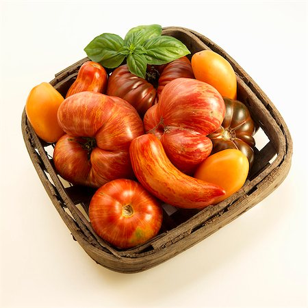 simsearch:659-08418838,k - Basket with Heirloom Tomatoes; White Background; From Above Foto de stock - Sin royalties Premium, Código: 659-06152944