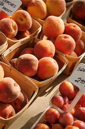 peach - Organic Peaches in Baskets at Farmer's Market Stock Photo - Premium Royalty-Free, Code: 659-06152953