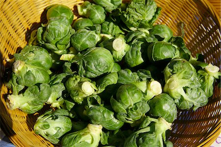 Organic Brussels Sprouts in a Basket at Farmer's Market; From Above Foto de stock - Sin royalties Premium, Código: 659-06152964