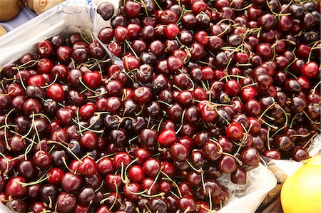 Dark Cherries at Farmer's Market in Bantry, Ireland Foto de stock - Sin royalties Premium, Código: 659-06152973