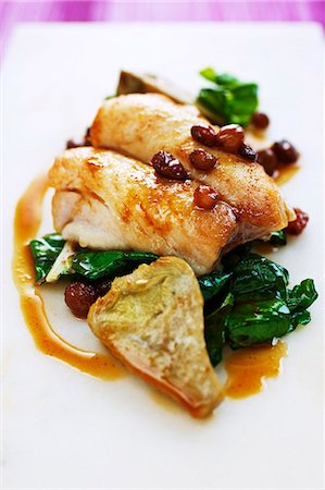Fillet of bream with chard, artichokes and raisins Foto de stock - Sin royalties Premium, Código: 659-06152995