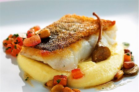 simsearch:659-07958382,k - Fried cod with capers and mashed potato Fotografie stock - Premium Royalty-Free, Codice: 659-06152990