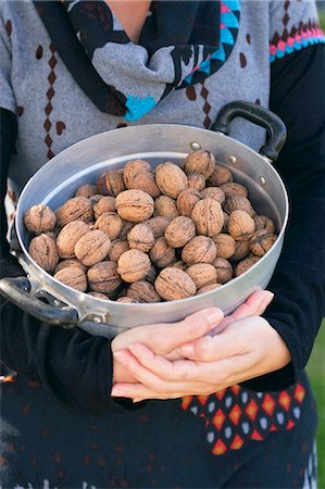 A woman holding a pot of walnuts Foto de stock - Sin royalties Premium, Código: 659-06153007