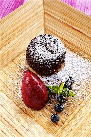 simsearch:659-06372337,k - Warm chocolate cake with berry sorbet Foto de stock - Royalty Free Premium, Número: 659-06153001