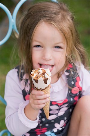 eating ice cream cone - Une jeune fille de manger un cornet à bouquin Photographie de stock - Premium Libres de Droits, Code: 659-06153034