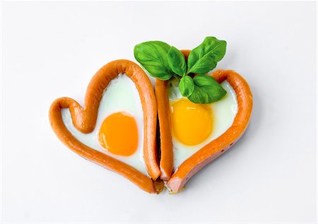 Deux saucisses et oeuf au plat cœur Photographie de stock - Premium Libres de Droits, Code: 659-06153058