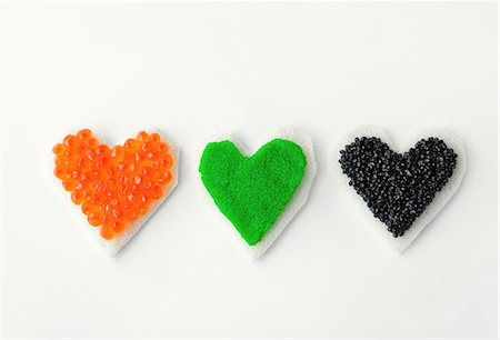 simsearch:670-06450373,k - Trois canapés en forme de coeur avec caviar coloré Photographie de stock - Premium Libres de Droits, Code: 659-06153059