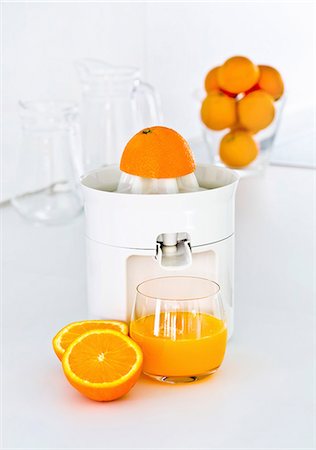presse-agrumes - Fraîchement pressé jus d'orange avec un presse-agrumes Photographie de stock - Premium Libres de Droits, Code: 659-06153064