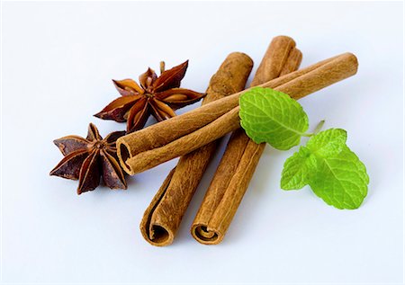 simsearch:659-06372350,k - Anis étoilé, bâtons de cannelle et la menthe Photographie de stock - Premium Libres de Droits, Code: 659-06153060