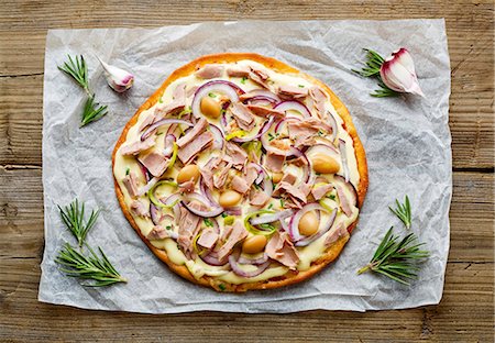 simsearch:659-08419351,k - A pizza with tuna, onions and white beans Stock Photo - Premium Royalty-Free, Code: 659-06153063