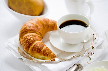 A cup of coffee and a croissant Stock Photo - Premium Royalty-Free, Code: 659-06153072