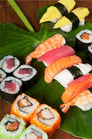 simsearch:693-06403356,k - Various types of sushi on a leaf Foto de stock - Sin royalties Premium, Código: 659-06153095