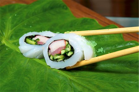 simsearch:659-06903335,k - Fish rolls with cucumbers and tuna on a leaf Foto de stock - Sin royalties Premium, Código: 659-06153104