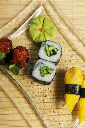 sushi - Un plateau de sushi (maki au caviar de saumon et concombre, nigiri avec royale) Photographie de stock - Premium Libres de Droits, Code: 659-06153102