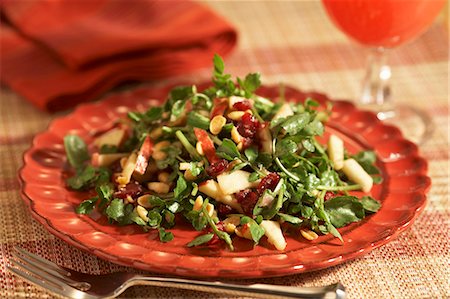 Salade de cresson avec des pommes, les canneberges et les arachides ; Sur une plaque. Fourche Photographie de stock - Premium Libres de Droits, Code: 659-06153115