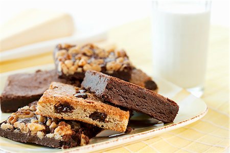 Plate of Brownies and Blondies; Glass of Milk Stock Photo - Premium Royalty-Free, Code: 659-06153124