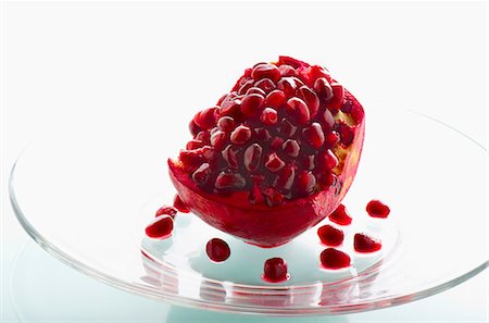 Split Open Pomegranate on a Clear Plate Foto de stock - Sin royalties Premium, Código: 659-06153127