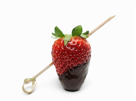 simsearch:659-07068889,k - Une fraise au chocolat sur un bâton à brochette Photographie de stock - Premium Libres de Droits, Code: 659-06153136