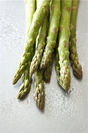 Freshly washed green asparagus Foto de stock - Sin royalties Premium, Código: 659-06153149