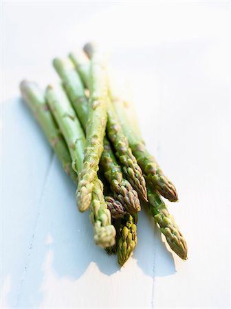 simsearch:659-01844120,k - Asperges vertes fraîches Photographie de stock - Premium Libres de Droits, Code: 659-06153143