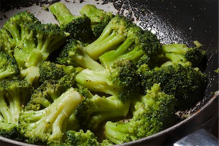 Sauteed Broccoli In a Skillet Stock Photo - Premium Royalty-Free, Code: 659-06153152