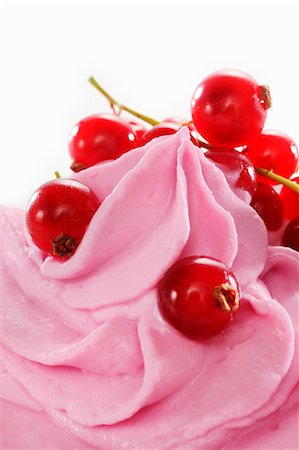 Redcurrant yogurt ice cream garnished with fresh redcurrants (close-up) Foto de stock - Sin royalties Premium, Código: 659-06153168