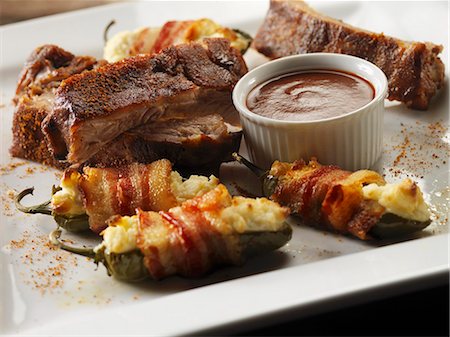 Baby Back Ribs with Bacon Wrapped Cream Cheese Filled Jalapenos Foto de stock - Sin royalties Premium, Código: 659-06153162