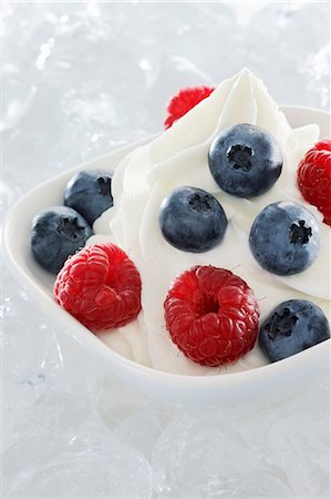 simsearch:659-07069458,k - Yogurt ice cream garnished with fresh berries Foto de stock - Sin royalties Premium, Código: 659-06153186