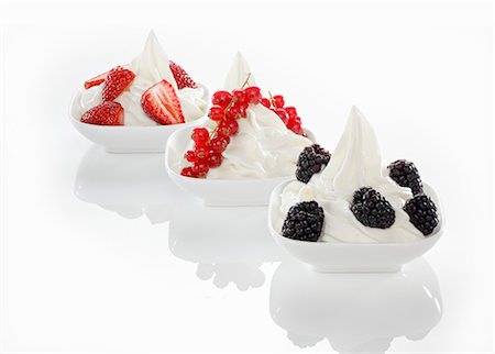 simsearch:659-06153176,k - Yogurt ice cream garnished with fresh berries Foto de stock - Sin royalties Premium, Código: 659-06153182