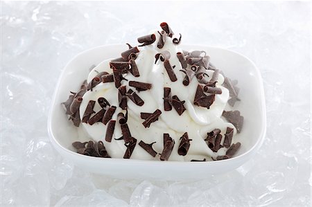 simsearch:659-06153176,k - Yogurt ice cream garnished chocolate curls Foto de stock - Sin royalties Premium, Código: 659-06153195