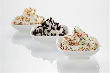 pépite - Crème glacée d'yogourt garnie de sprinkles Photographie de stock - Premium Libres de Droits, Code: 659-06153199