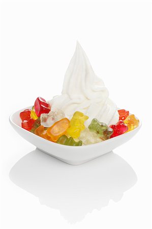 Joghurt-Eis, garniert mit Gummibärchen Stockbilder - Premium RF Lizenzfrei, Bildnummer: 659-06153190