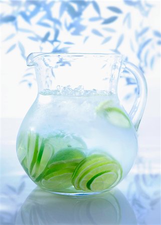 A jug of water with limes Foto de stock - Sin royalties Premium, Código: 659-06153208