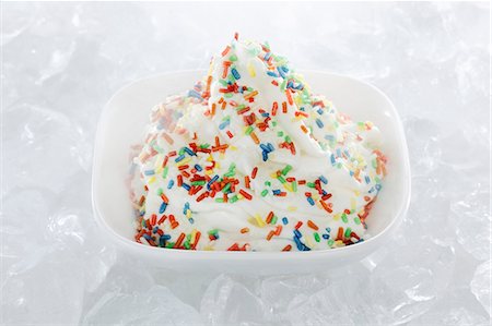 simsearch:659-06153176,k - Yogurt ice cream garnished with sugar strands Foto de stock - Sin royalties Premium, Código: 659-06153200