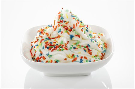 sprinkles - Crème glacée d'yogourt garnie de brins de sucre Photographie de stock - Premium Libres de Droits, Code: 659-06153201