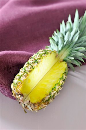 picture of pineapple - Ananas en tranches Photographie de stock - Premium Libres de Droits, Code: 659-06153225