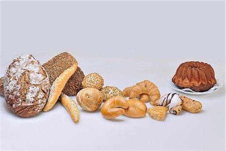 Various types of bread, rolls, cake and Bundt cake Foto de stock - Sin royalties Premium, Código: 659-06153227