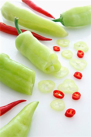 simsearch:659-06187171,k - Pointed peppers and red chilli peppers, partially sliced Foto de stock - Sin royalties Premium, Código: 659-06153221