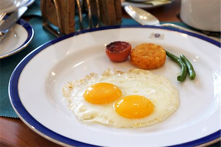 rosti - Fried egg with potato cakes Foto de stock - Sin royalties Premium, Código: 659-06153235