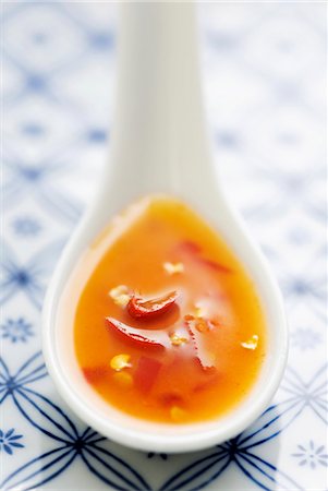 sauce - Sauce Chili sur une cuillère Photographie de stock - Premium Libres de Droits, Code: 659-06153244
