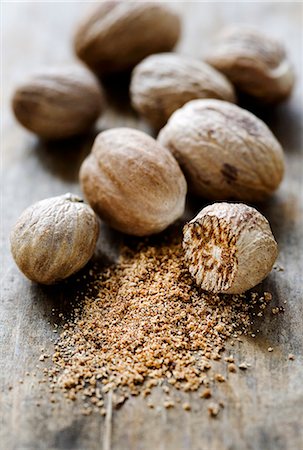 Nutmegs, whole and grated Stock Photo - Premium Royalty-Free, Code: 659-06153243