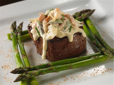simsearch:659-06151524,k - Beef Fillet Topped with Crawfish Hollandaise Sauce; With Asparagus Foto de stock - Sin royalties Premium, Código: 659-06153259
