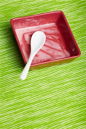 restos - Leftover ice cream in a bowl with a spoon Foto de stock - Sin royalties Premium, Código: 659-06153250