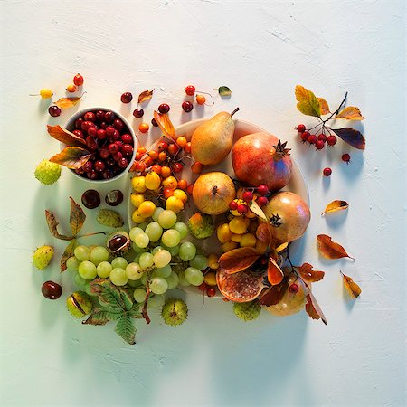 An autumnal arrangement of grapes, pears, rosehips and pomegranates Foto de stock - Sin royalties Premium, Código: 659-06153276