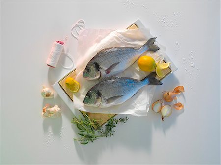 Bream mit Zitronen, Zwiebeln, Knoblauch und Kräutern Stockbilder - Premium RF Lizenzfrei, Bildnummer: 659-06153271